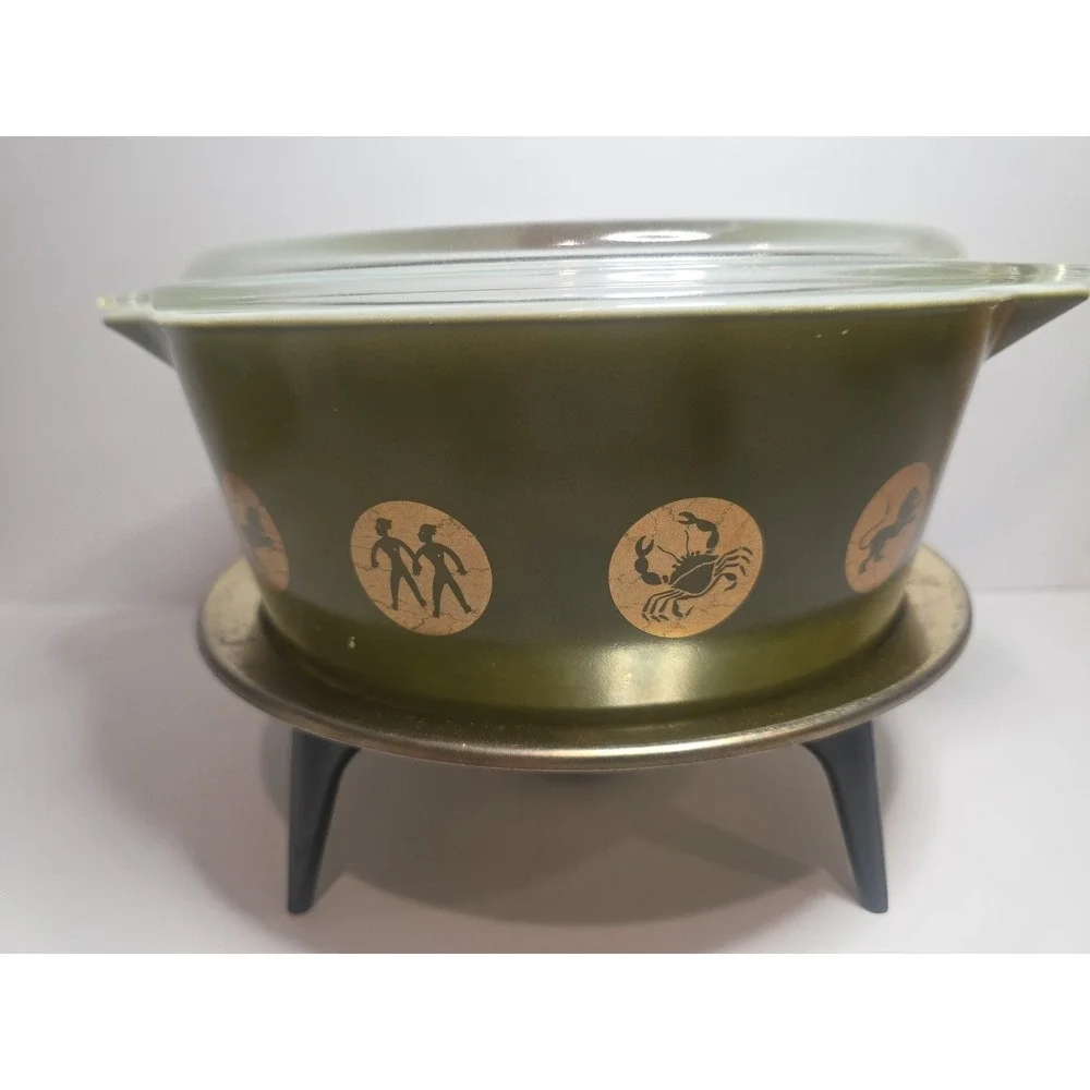 RARE - PYREX Zodiac Green Round Glass Casserole Bowl 2 1/2 QT with Lid & Stand